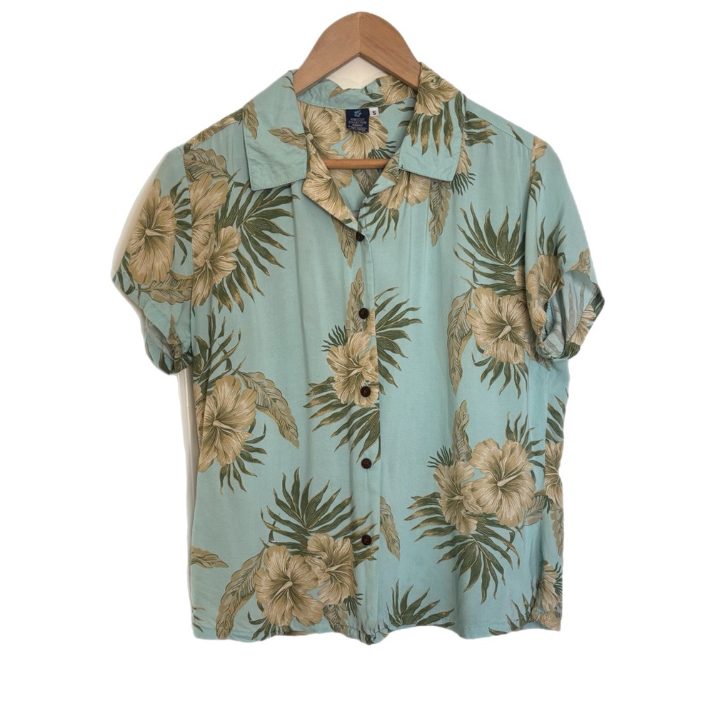 Hibiscus Collection Hawaii light blue hibiscus print short sleeve button up
